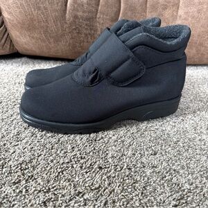 Women’s NWT SIZE 9.5 Toe Warmers Black Ankle Boots